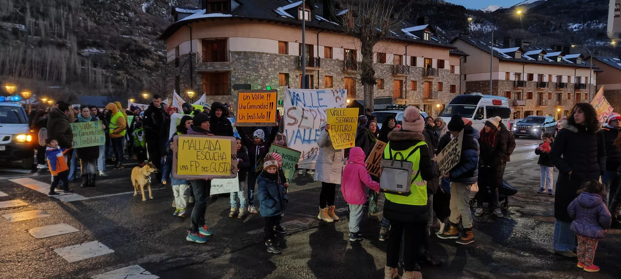 Nueva concentración en Benasque contra una nueva sección delegada del instituto.