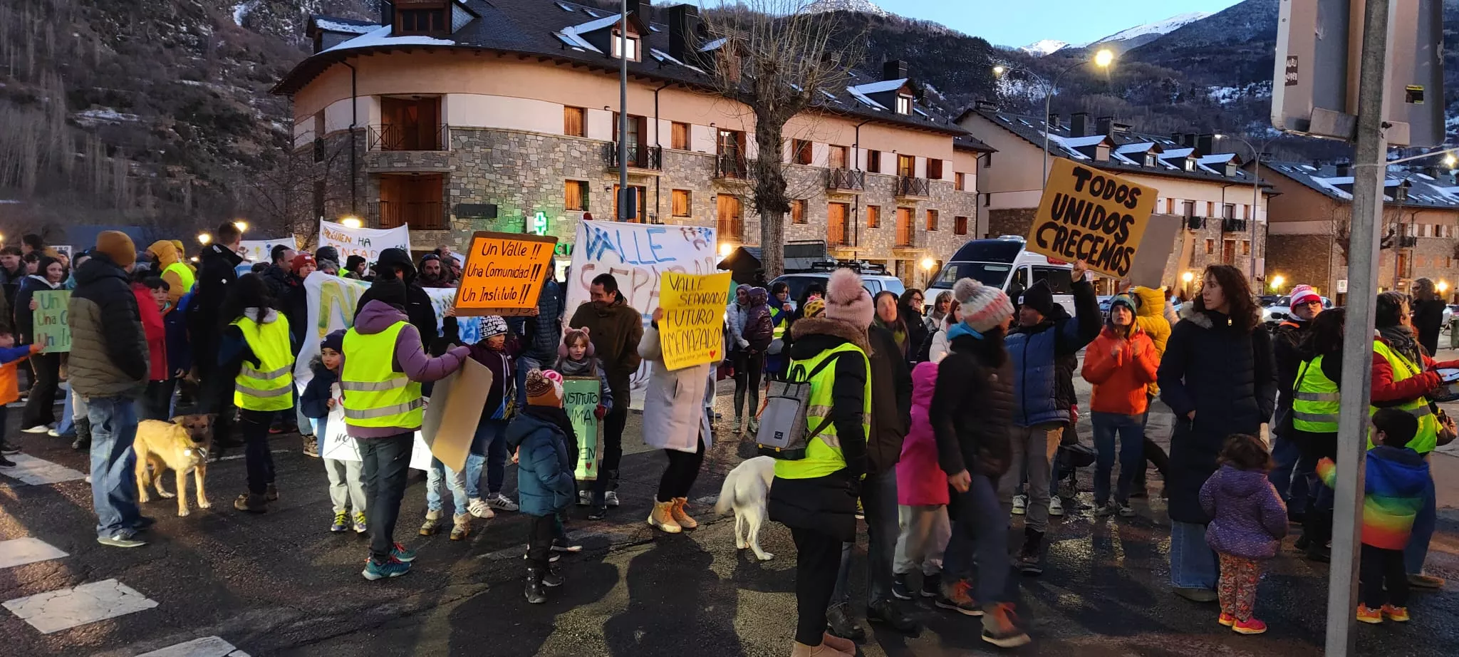 Nueva concentración en Benasque contra una nueva sección delegada del instituto.