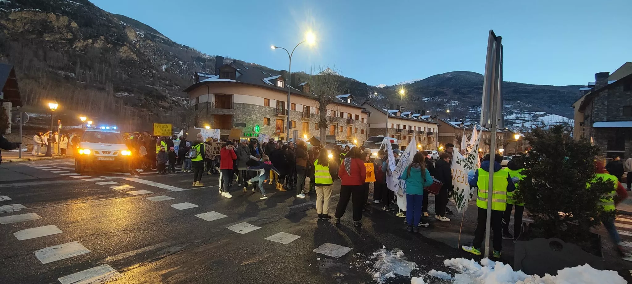 Nueva concentración en Benasque contra una nueva sección delegada del instituto.