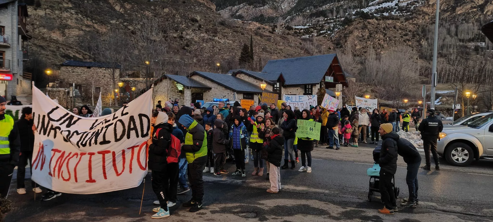Nueva concentración en Benasque contra una nueva sección delegada del instituto.