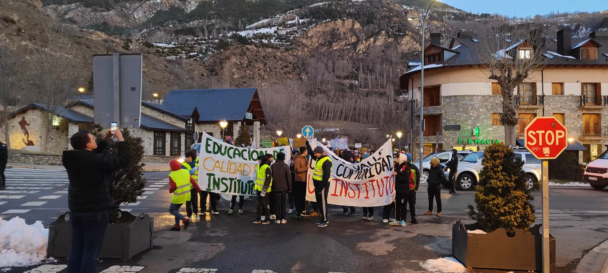 Nueva concentración en Benasque contra una nueva sección delegada del instituto.