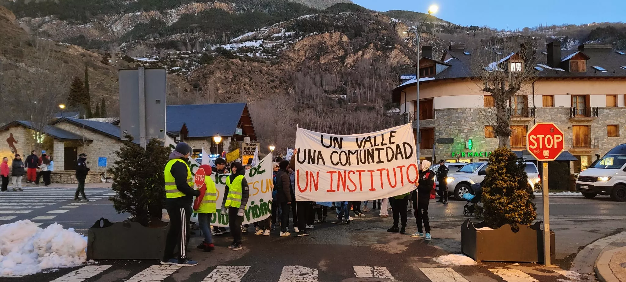 Nueva concentración en Benasque contra una nueva sección delegada del instituto.