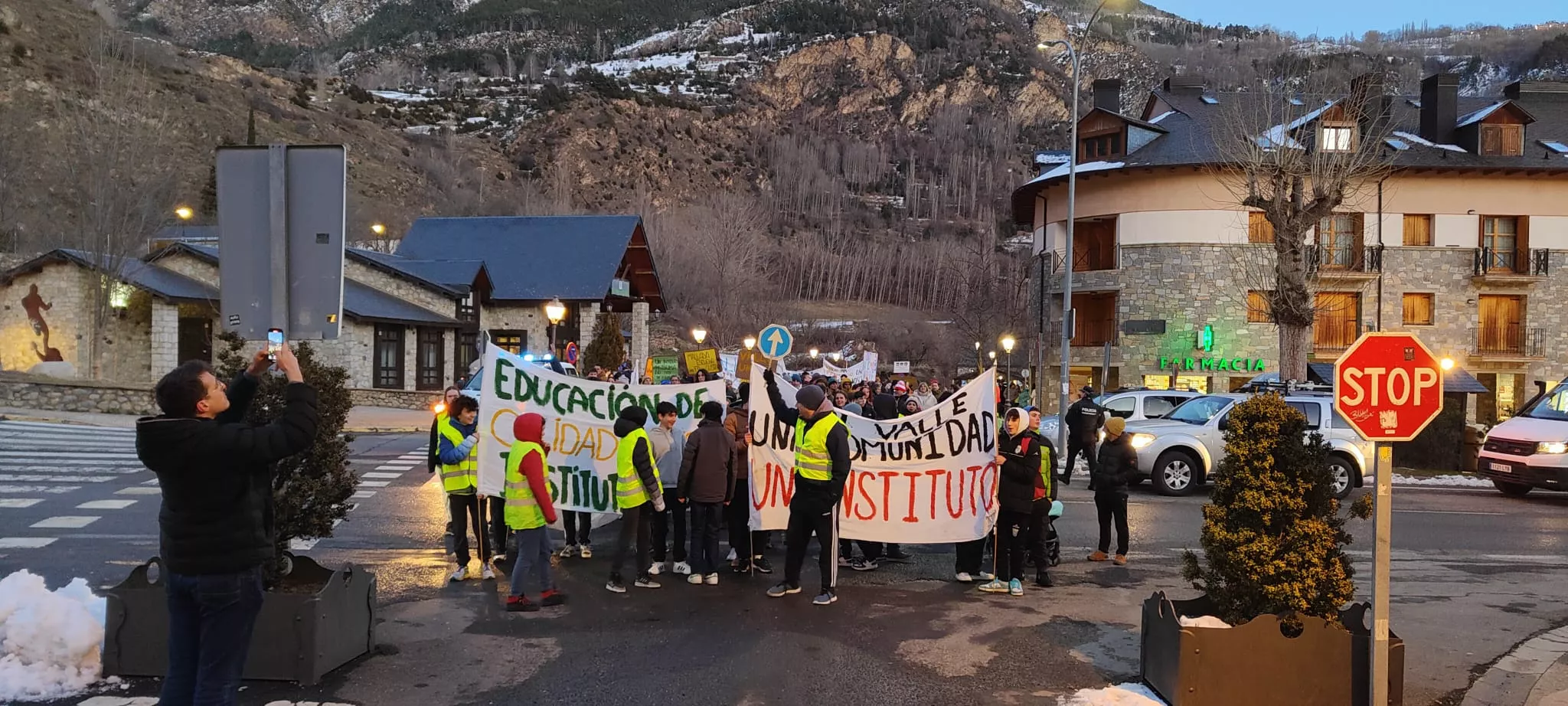 Nueva concentración en Benasque contra una nueva sección delegada del instituto.