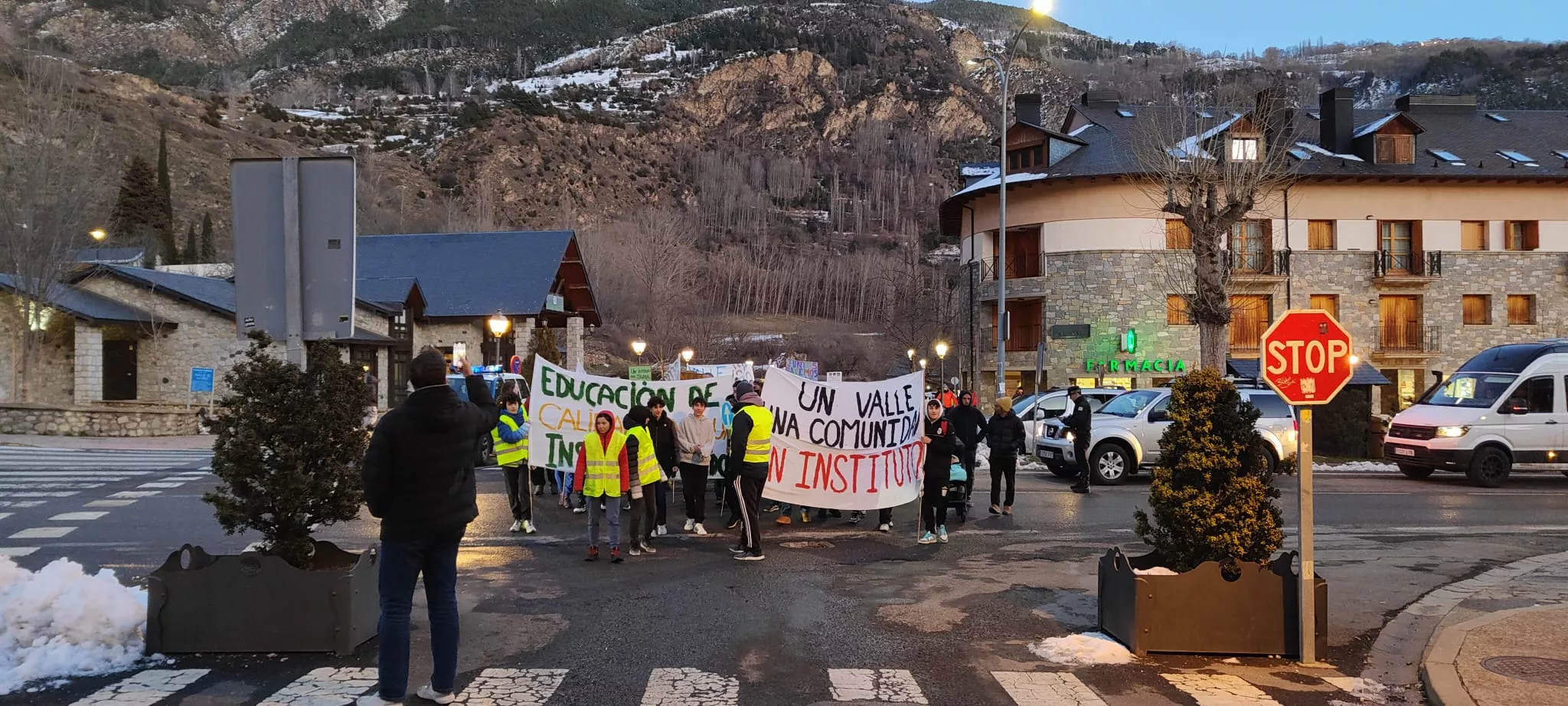 Nueva concentración en Benasque contra una nueva sección delegada del instituto.