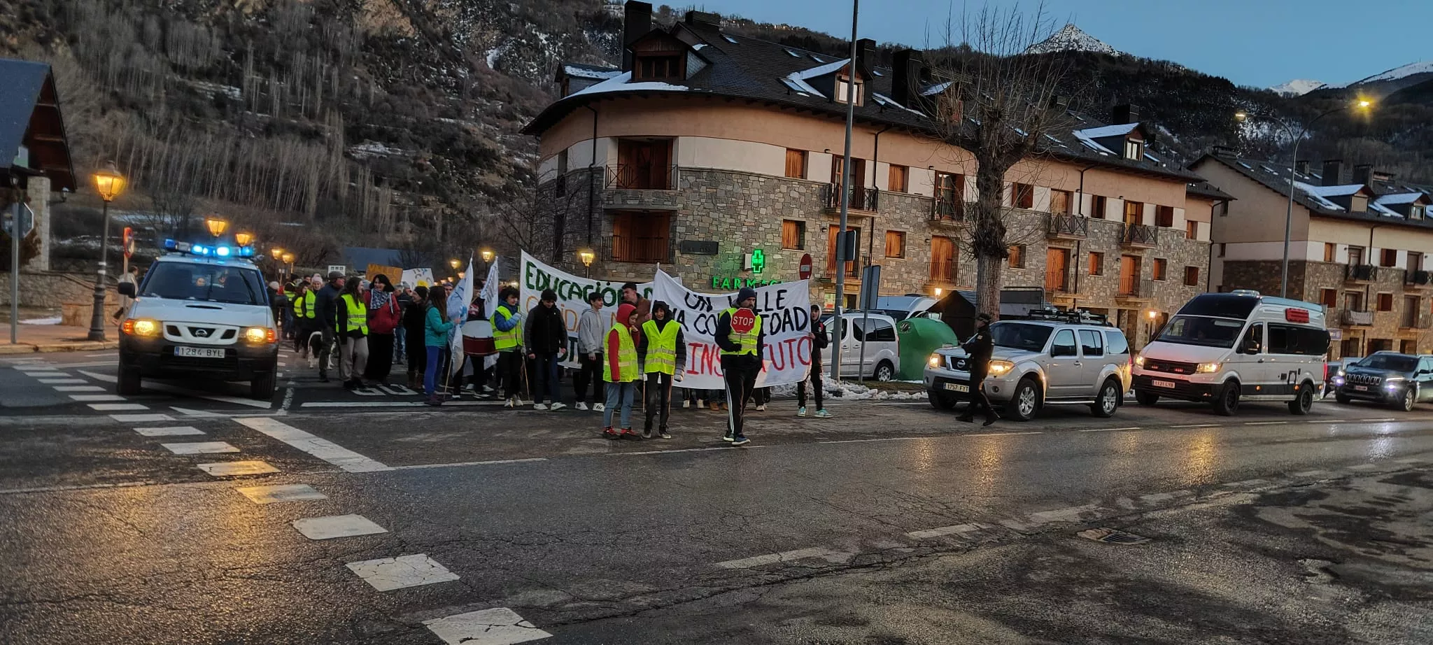 Nueva concentración en Benasque contra una nueva sección delegada del instituto.
