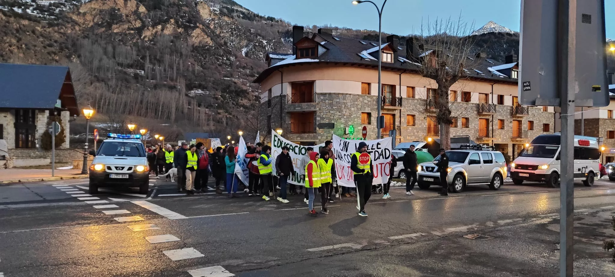 Nueva concentración en Benasque contra una nueva sección delegada del instituto.
