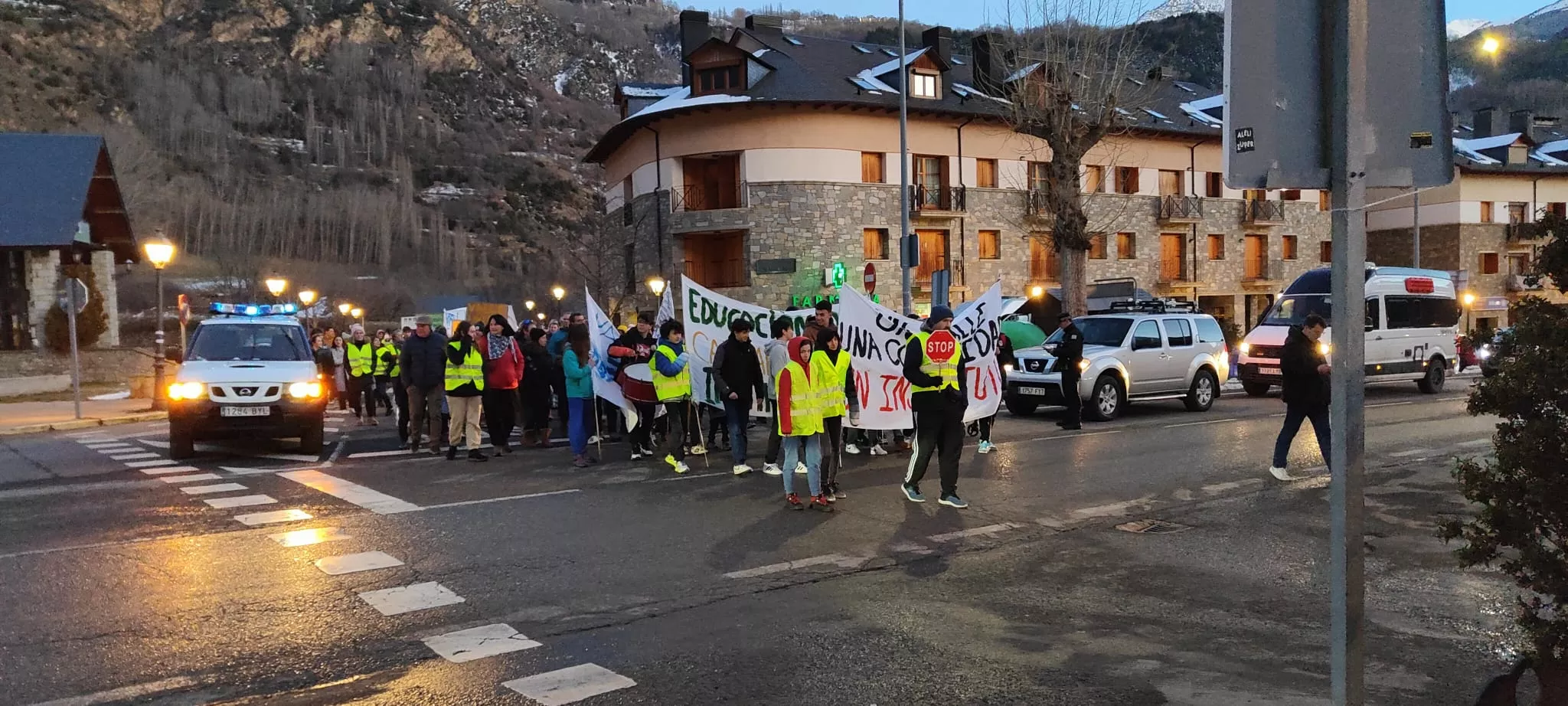 Nueva concentración en Benasque contra una nueva sección delegada del instituto.