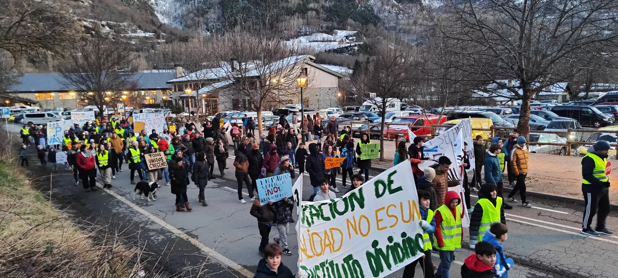 Nueva concentración en Benasque contra una nueva sección delegada del instituto.