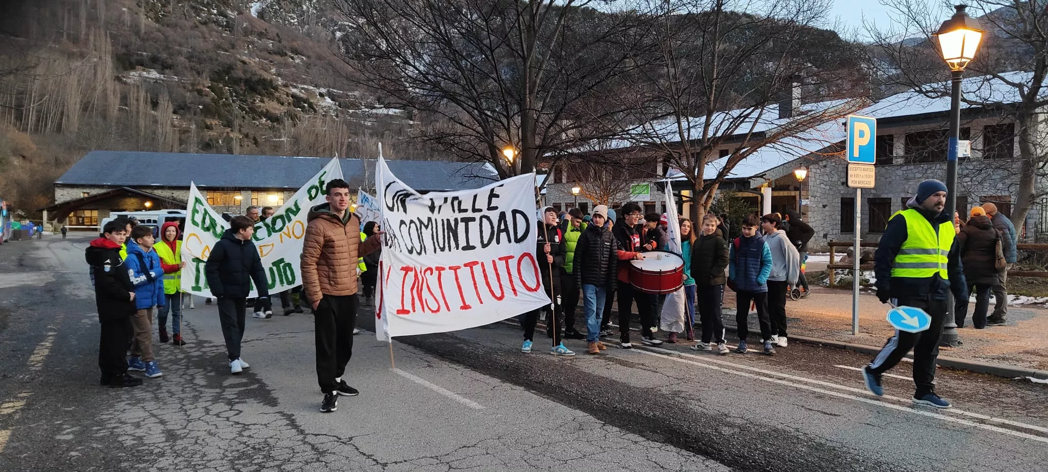 Nueva concentración en Benasque contra una nueva sección delegada del instituto.