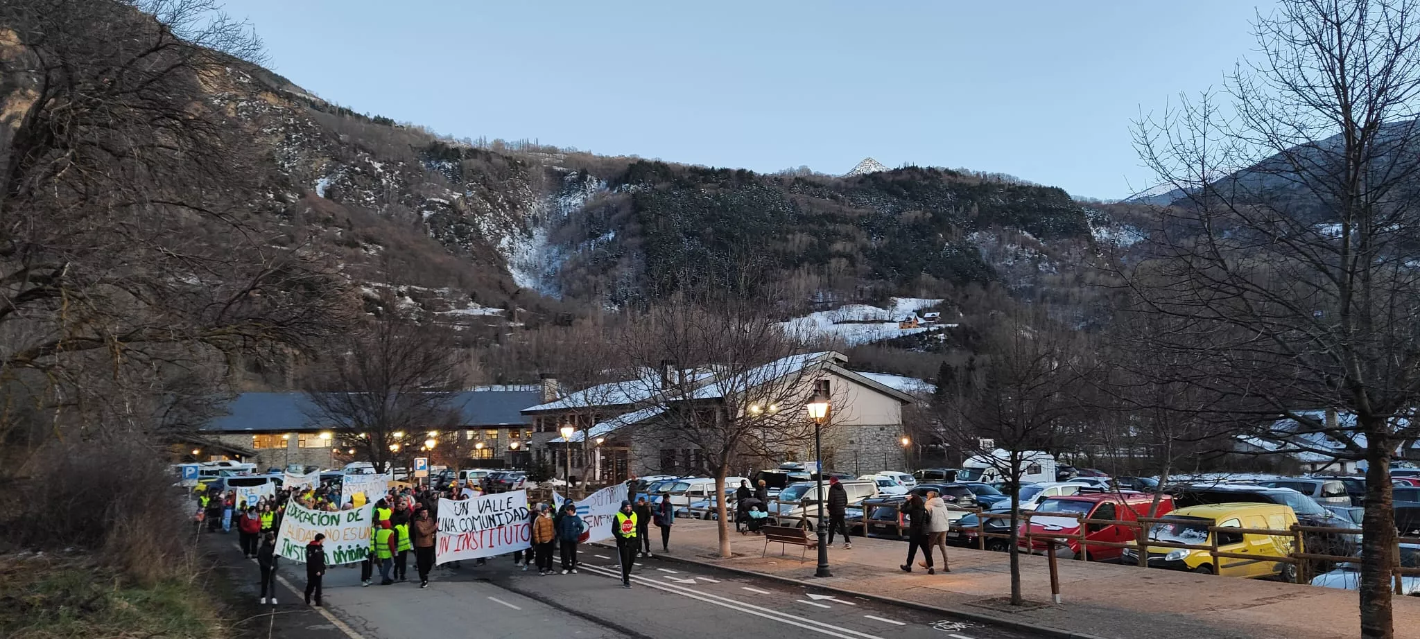 Nueva concentración en Benasque contra una nueva sección delegada del instituto.