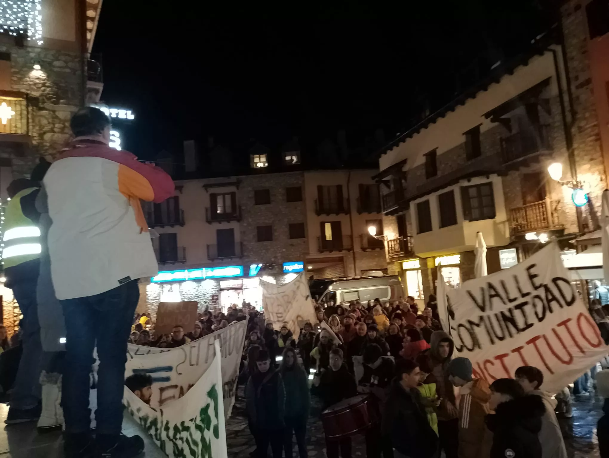 Nueva concentración en Benasque contra una nueva sección delegada del instituto.