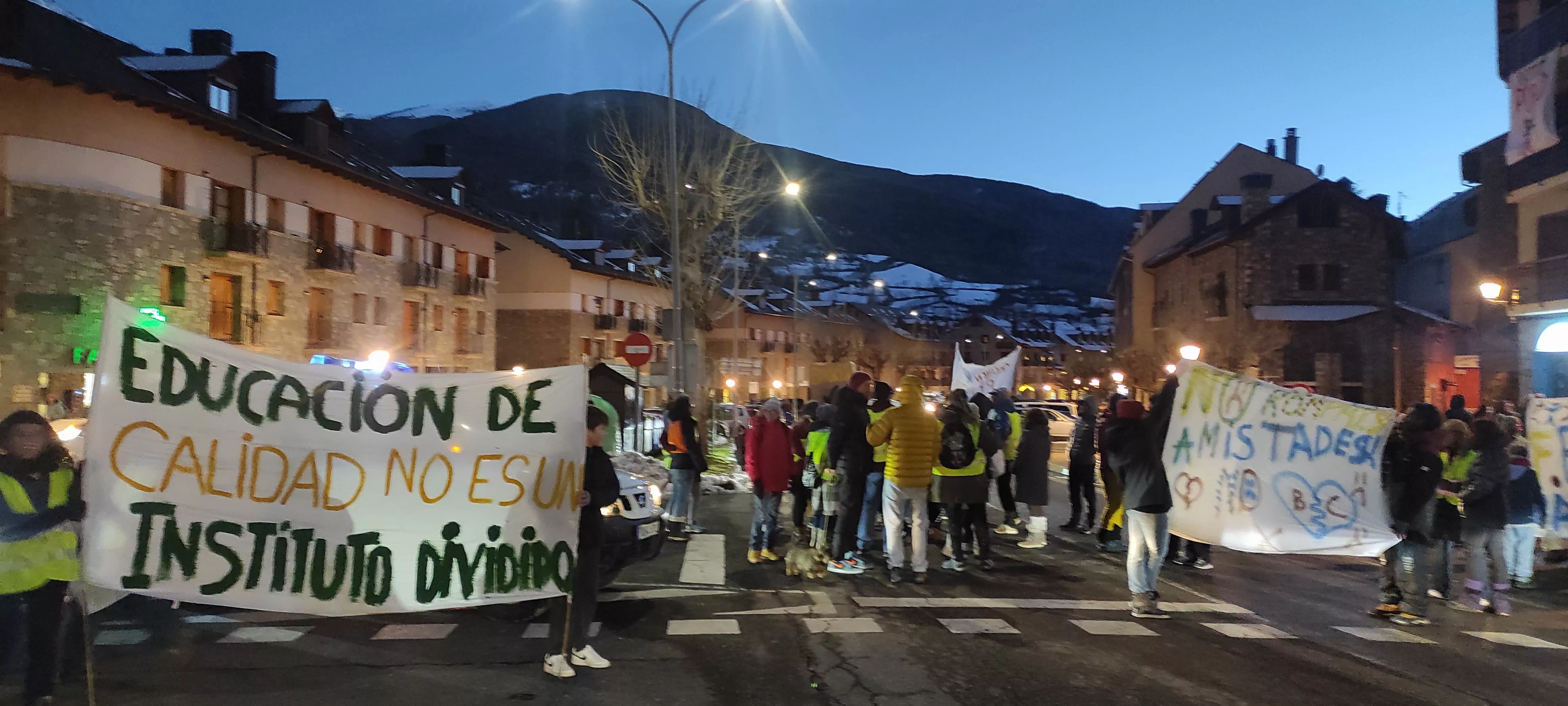 Nueva concentración en Benasque contra una nueva sección delegada del instituto.