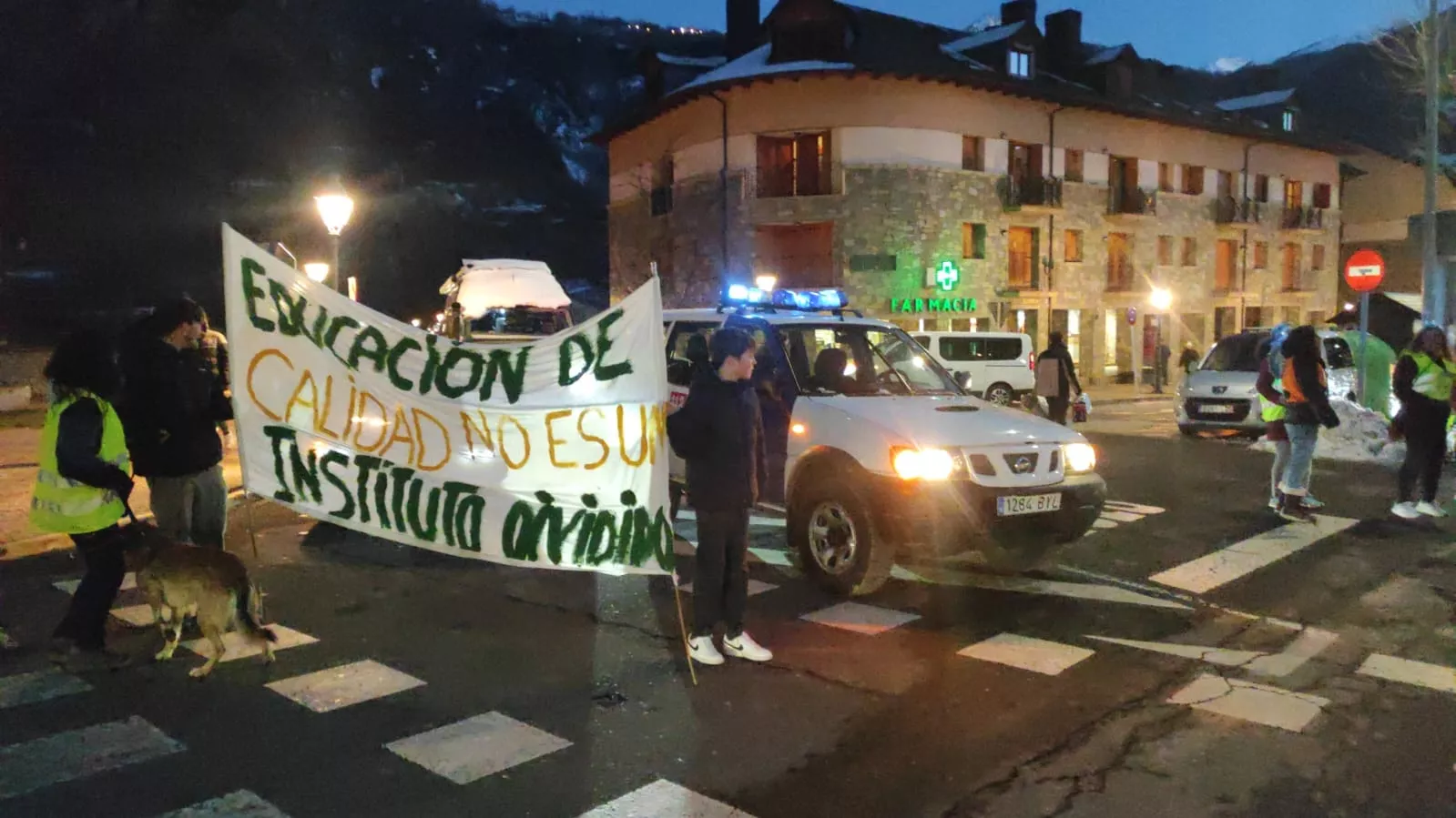 Nueva concentración en Benasque contra una nueva sección delegada del instituto.