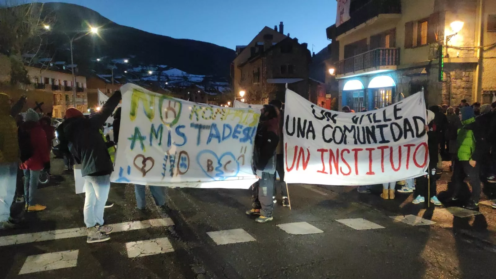 Nueva concentración en Benasque contra una nueva sección delegada del instituto.