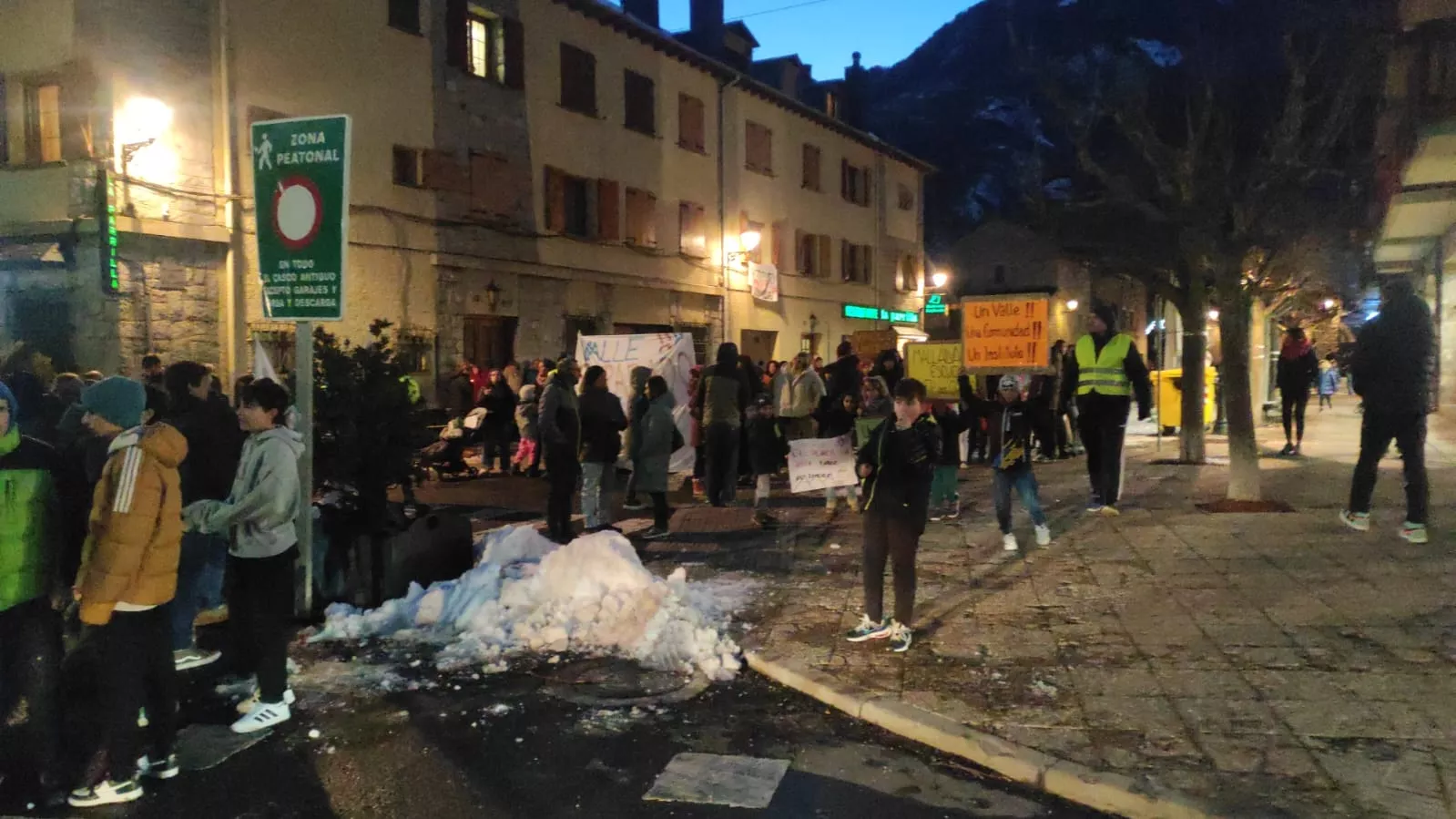 Nueva concentración en Benasque contra una nueva sección delegada del instituto.