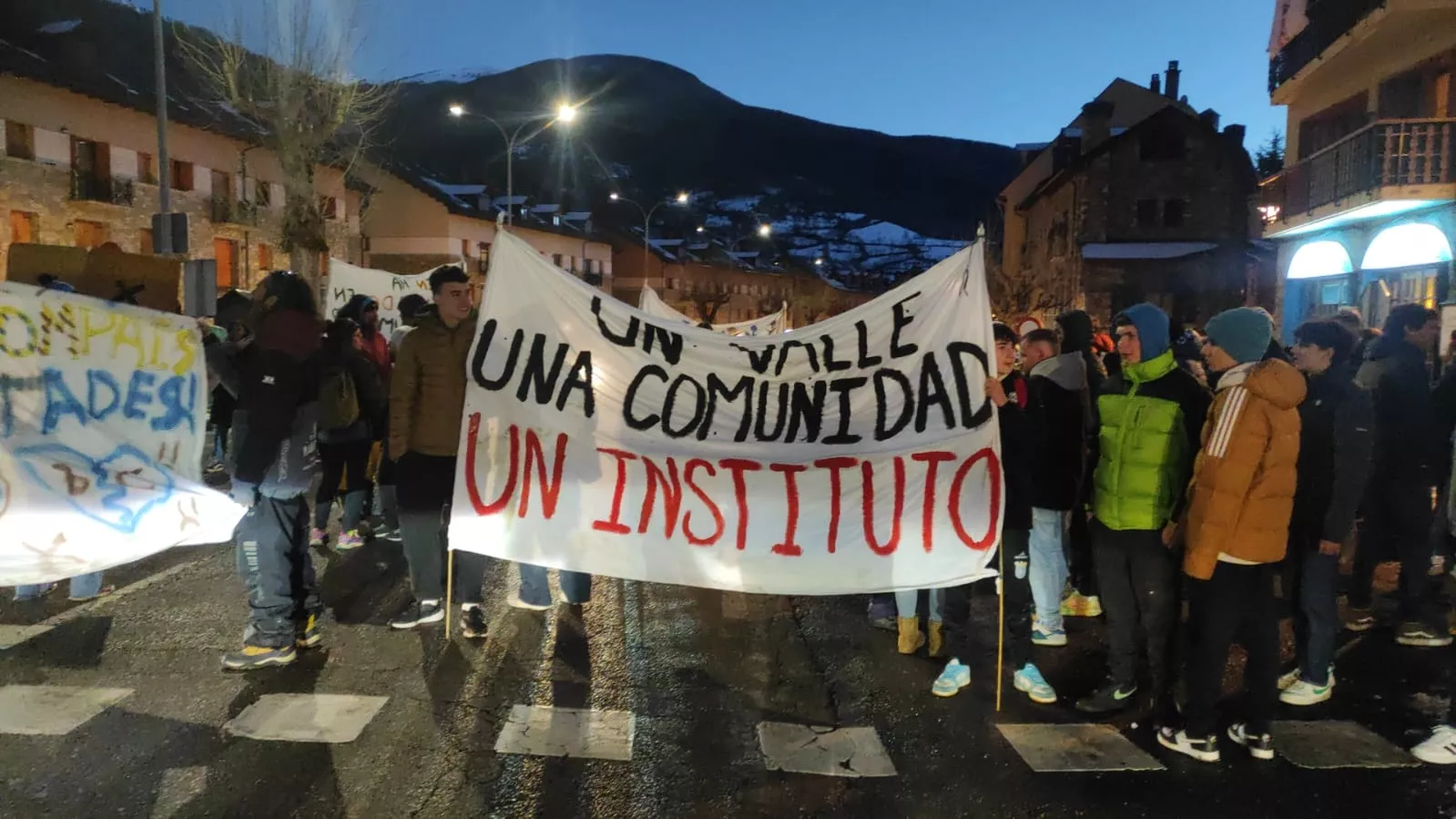 Nueva concentración en Benasque contra una nueva sección delegada del instituto.