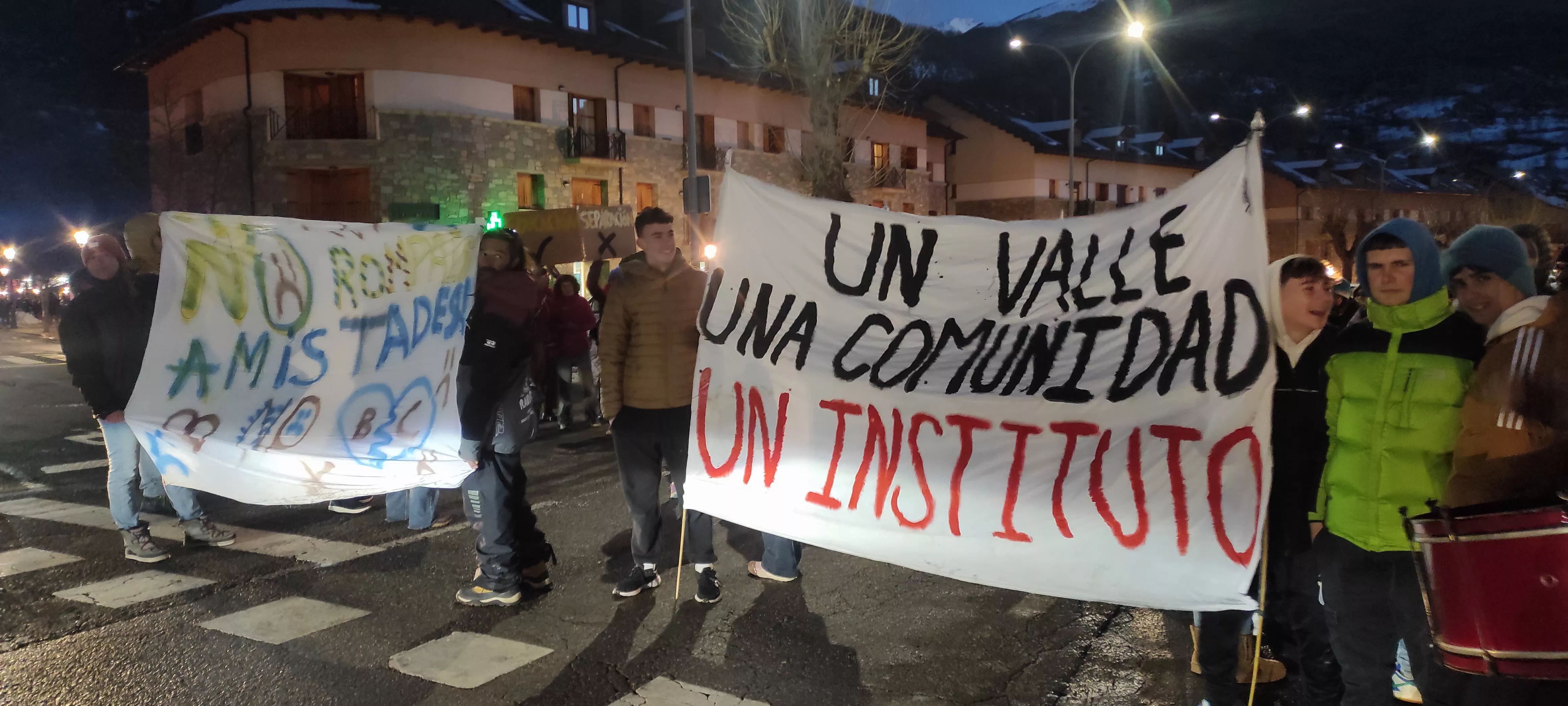 Nueva concentración en Benasque contra una nueva sección delegada del instituto.