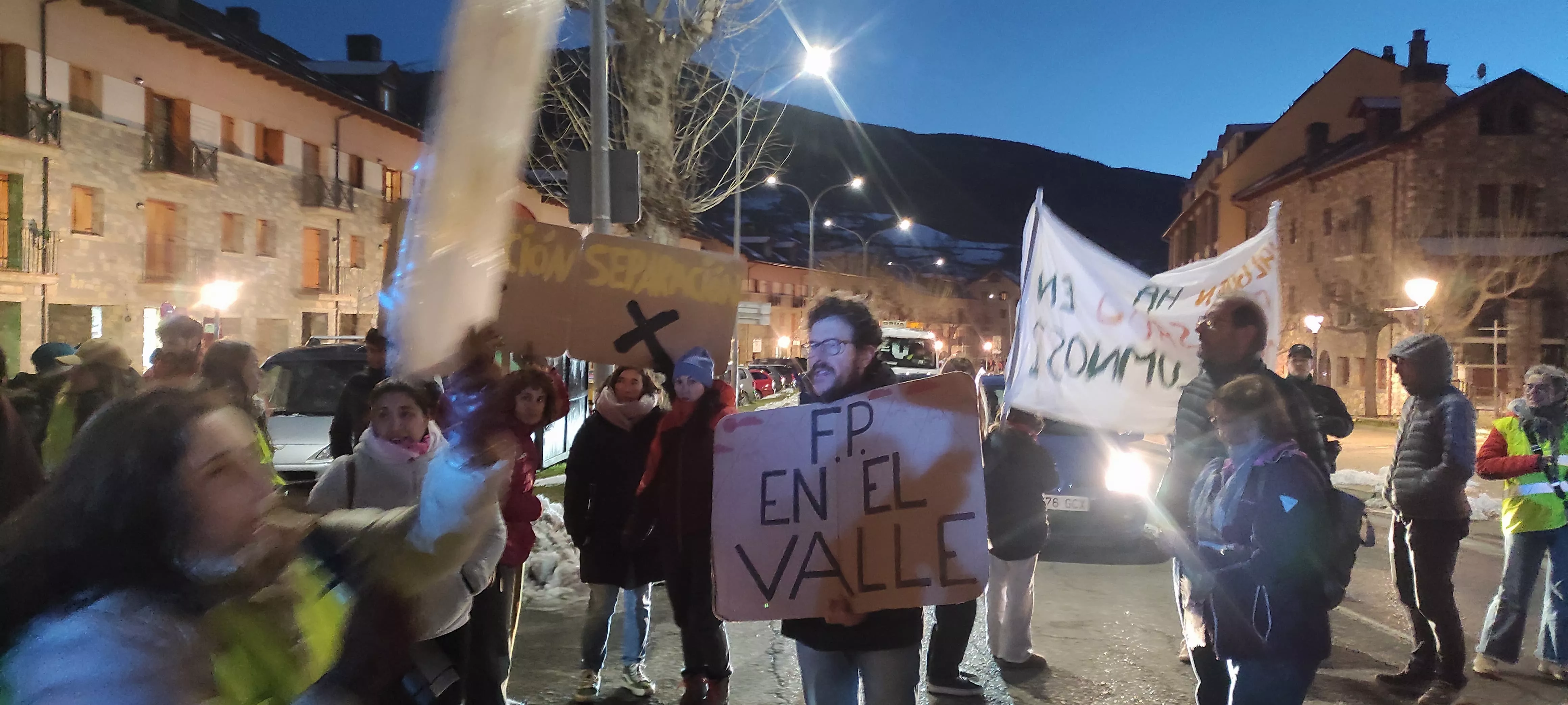 Nueva concentración en Benasque contra una nueva sección delegada del instituto.