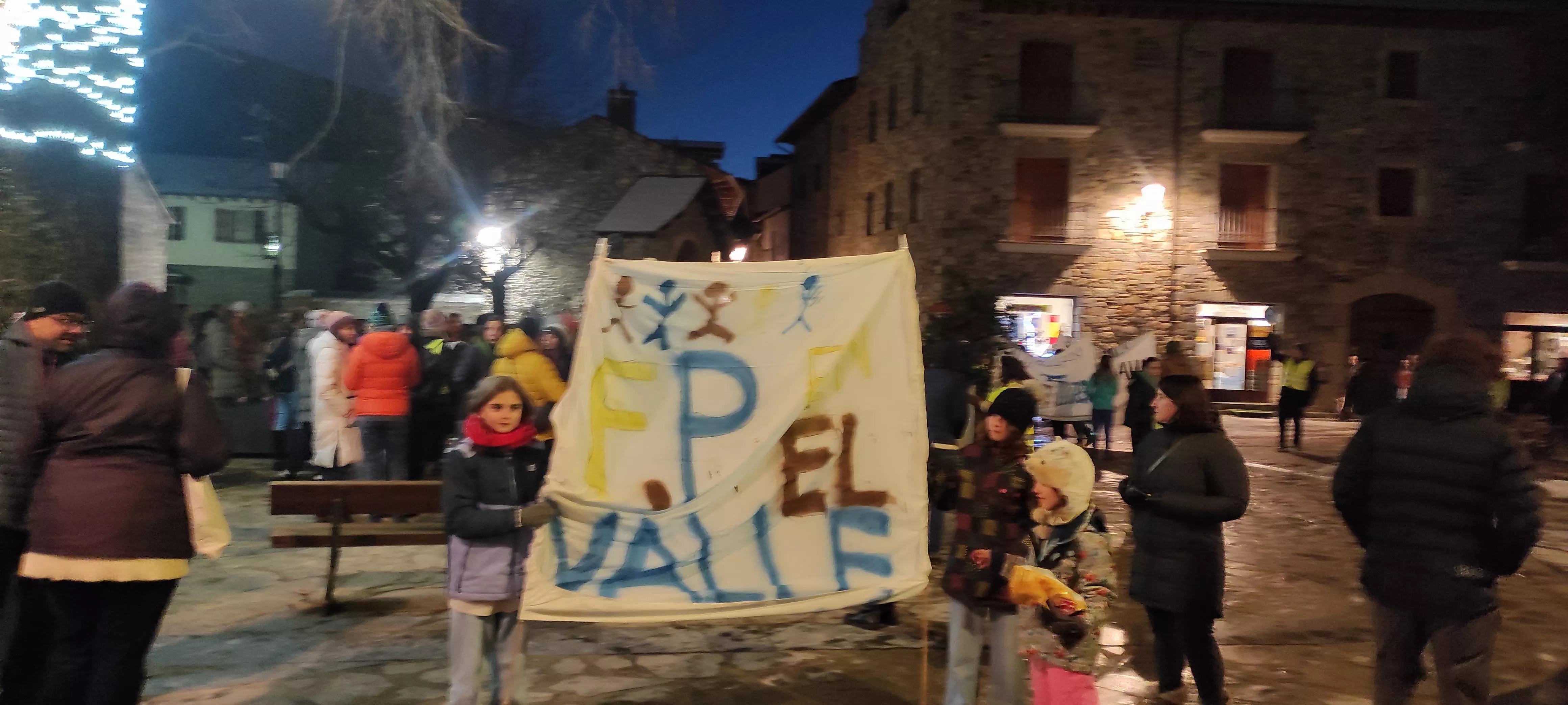 Nueva concentración en Benasque contra una nueva sección delegada del instituto.