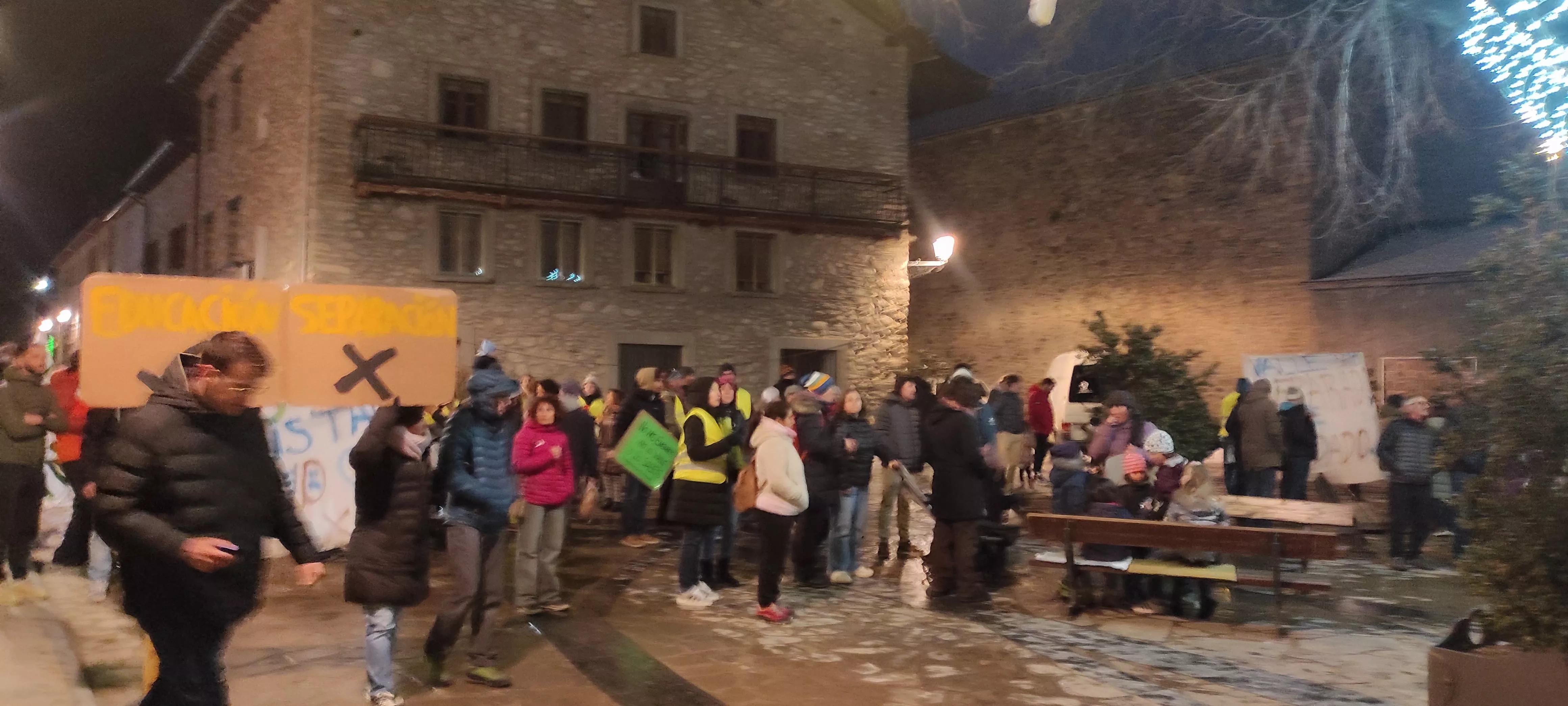 Nueva concentración en Benasque contra una nueva sección delegada del instituto.