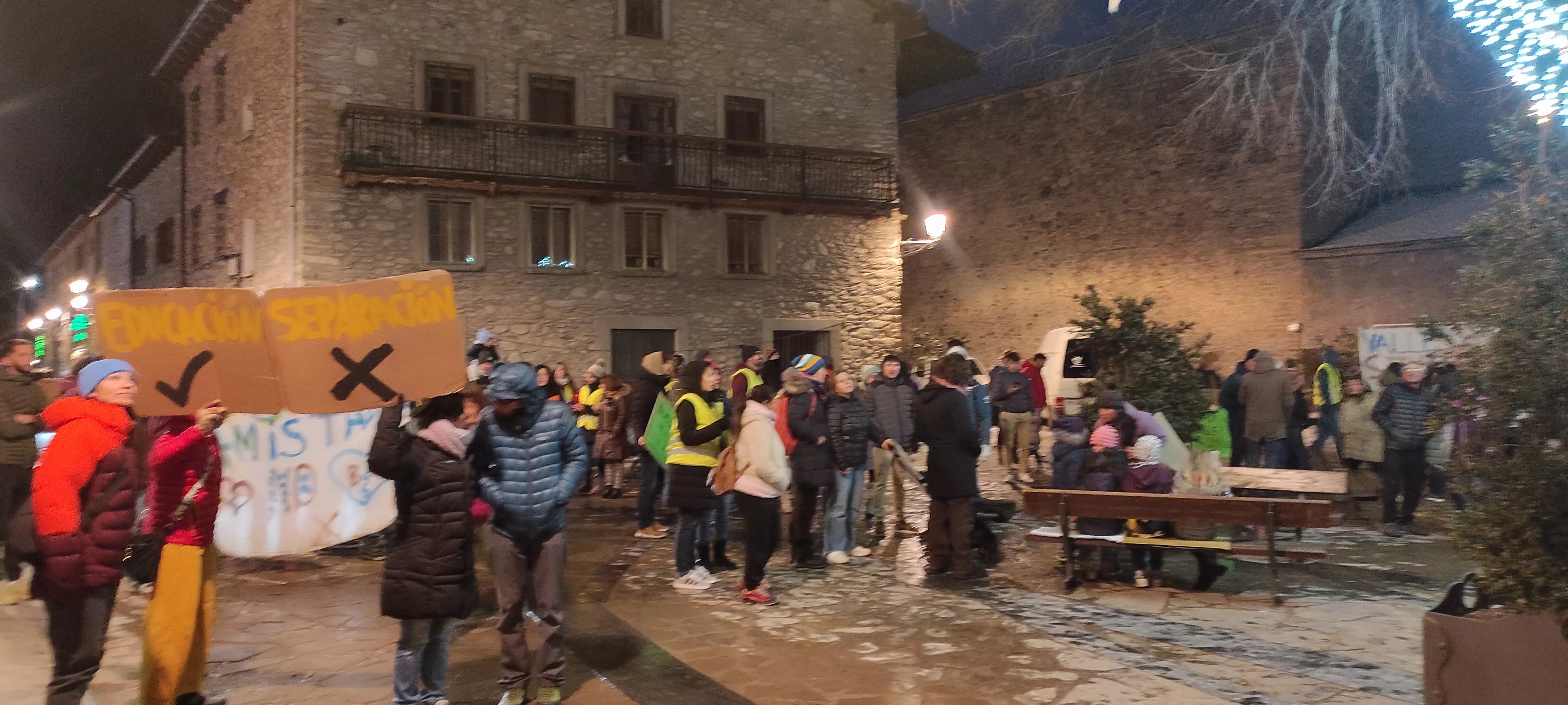 Nueva concentración en Benasque contra una nueva sección delegada del instituto.