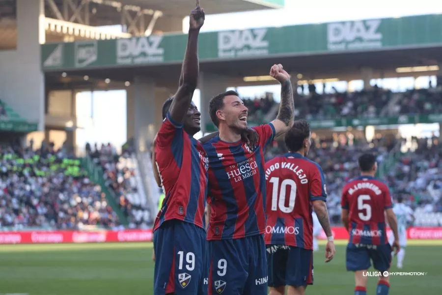 Soko y Enrich celebran el segundo gol del Huesca ante el Córdoba. Foto: LaLiga