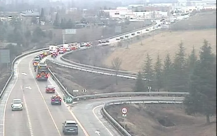 Imágenes de archivo de congestión de vehículos en Sabiñánigo.