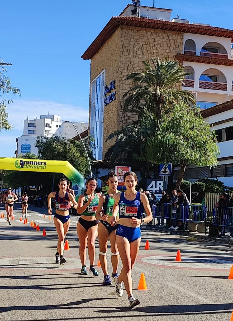 Clara Lacoma (CA Barbastro), en cabeza del grupo. Clara Lacoma (CA Barbastro), en cabeza del grupo.