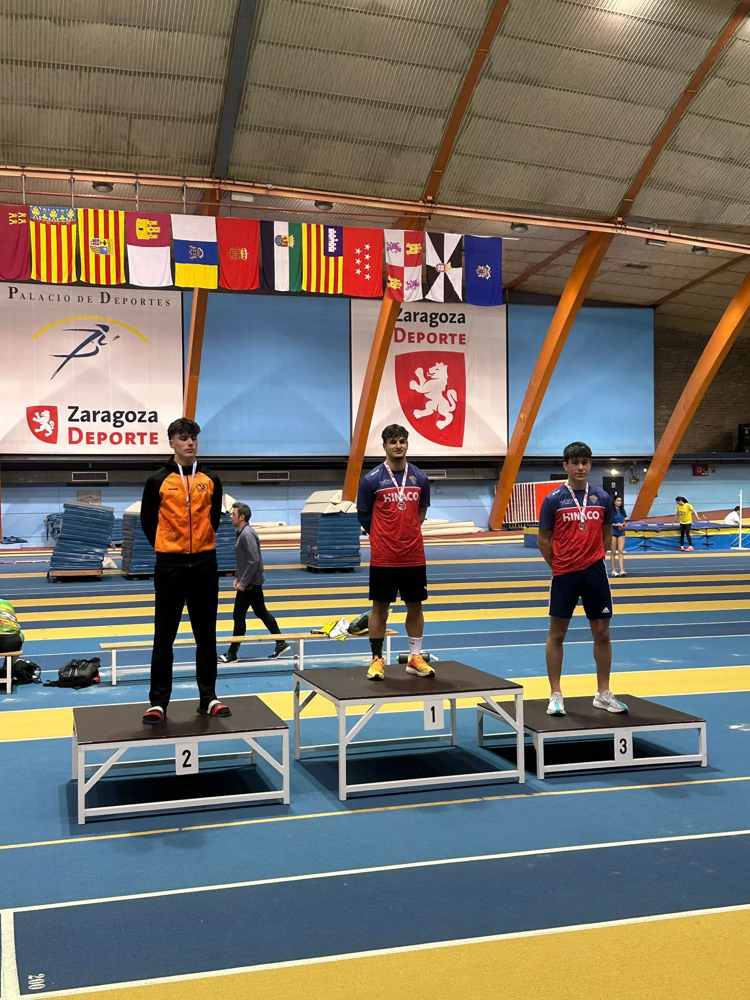 Podio longitud con Jairo Román, David Pueyo y Nétor Tolosa