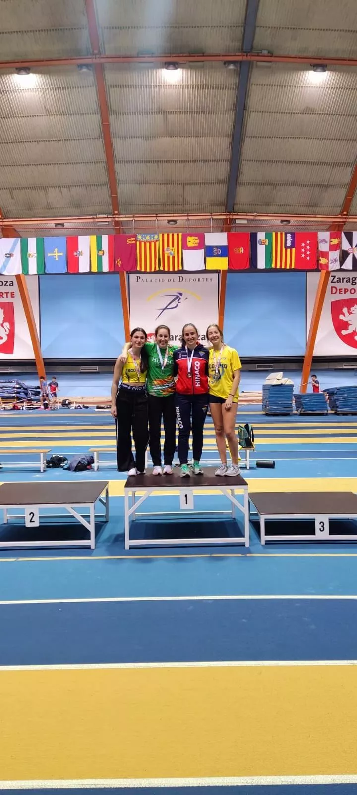 Valeria Ortiz y Raquel Moreno en el podio de pértiga