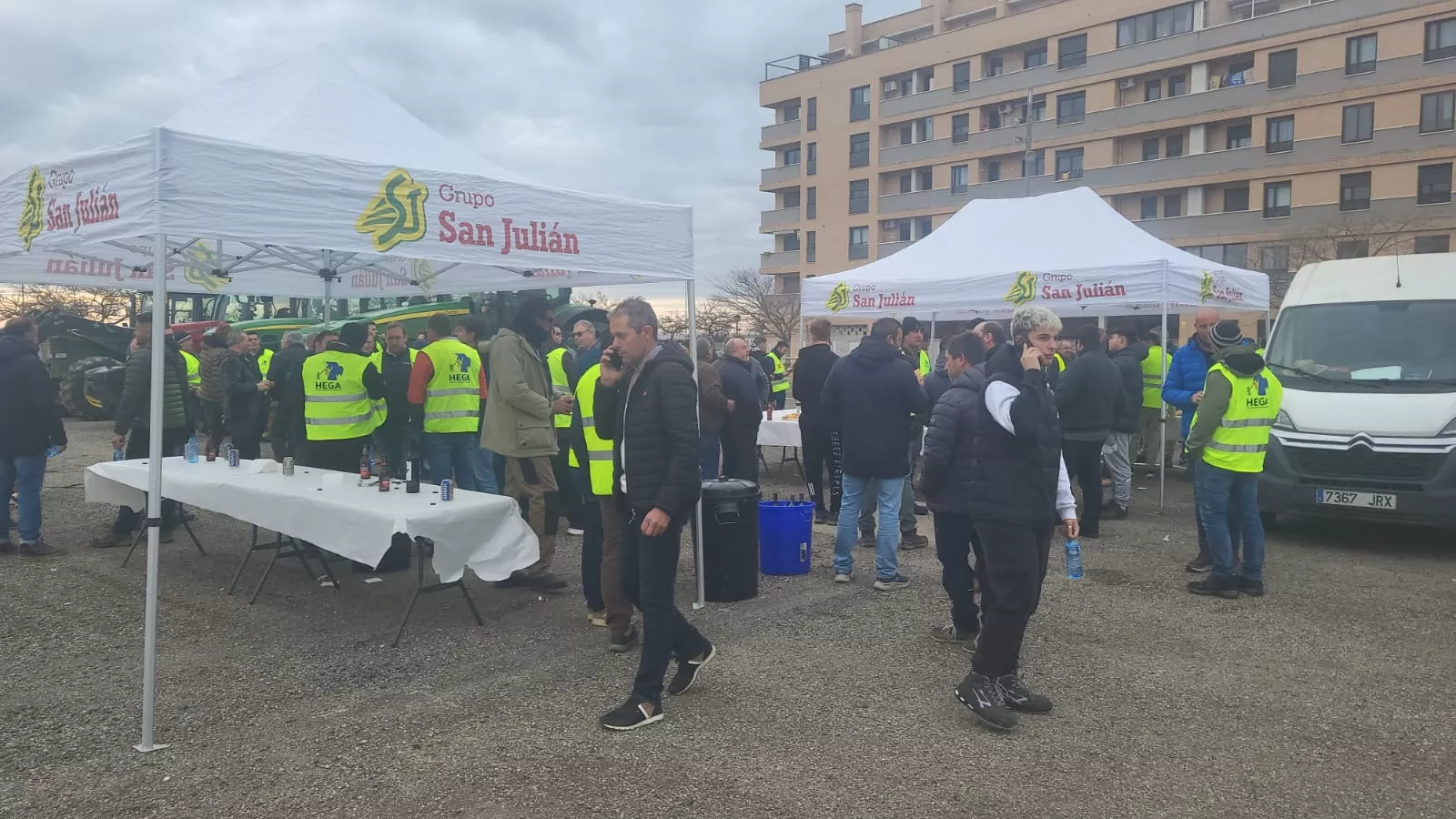 Concentración de agricultores y ganaderos de Hega en el Palacio de Congresos