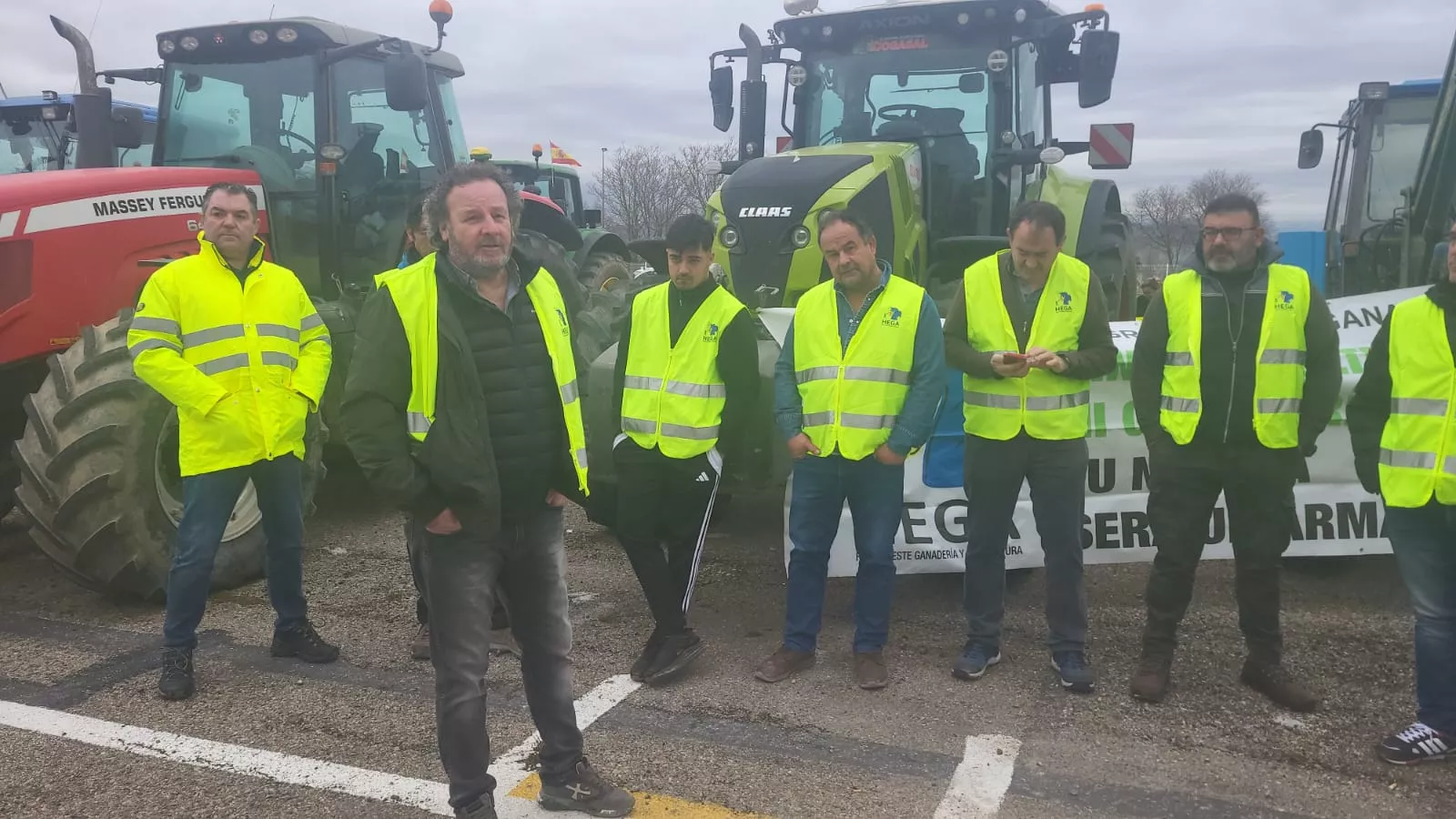 Concentración de agricultores y ganaderos de Hega en el Palacio de Congresos