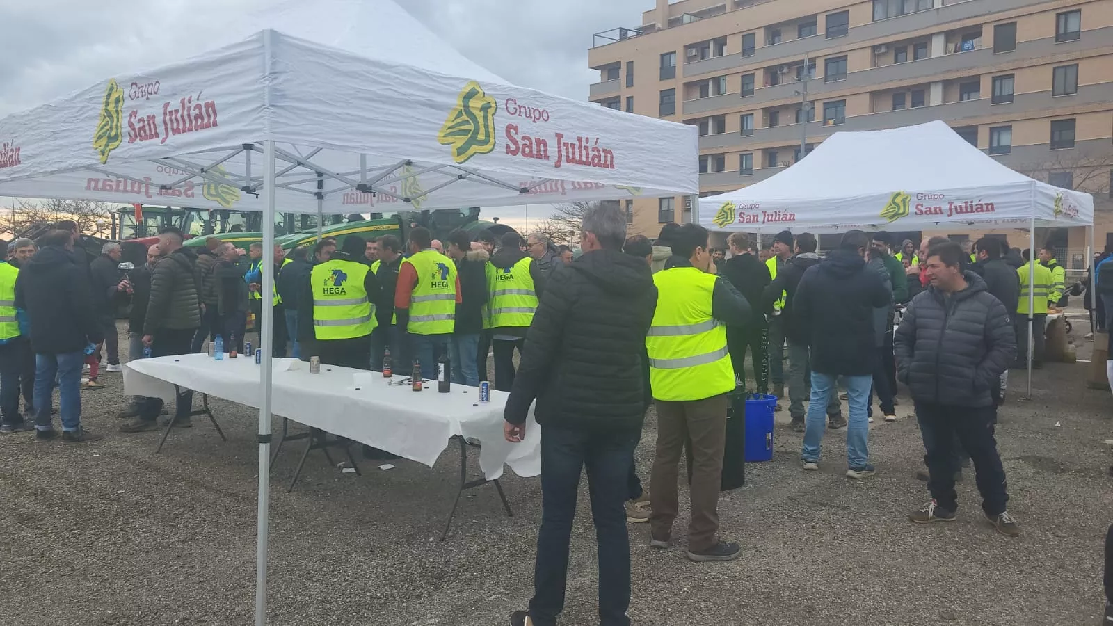 Concentración de agricultores y ganaderos de Hega en el Palacio de Congresos