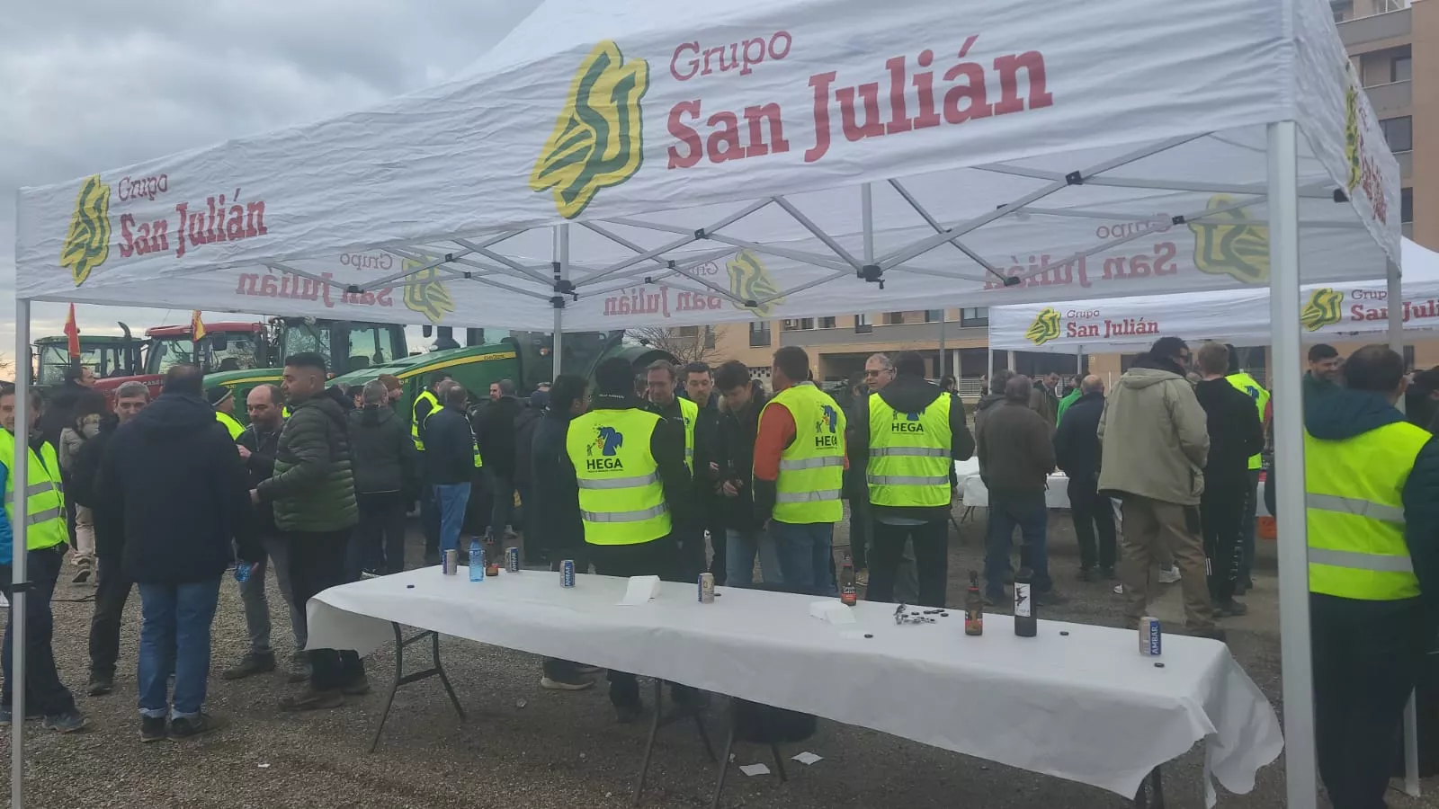 Concentración de agricultores y ganaderos de Hega en el Palacio de Congresos