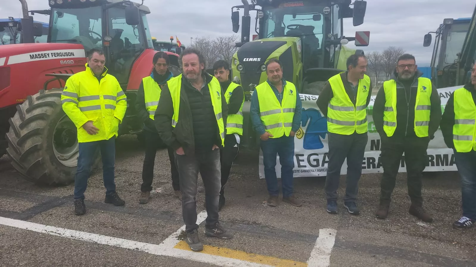 Concentración de agricultores y ganaderos de Hega en el Palacio de Congresos