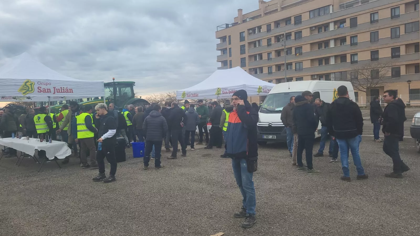 Concentración de agricultores y ganaderos de Hega en el Palacio de Congresos