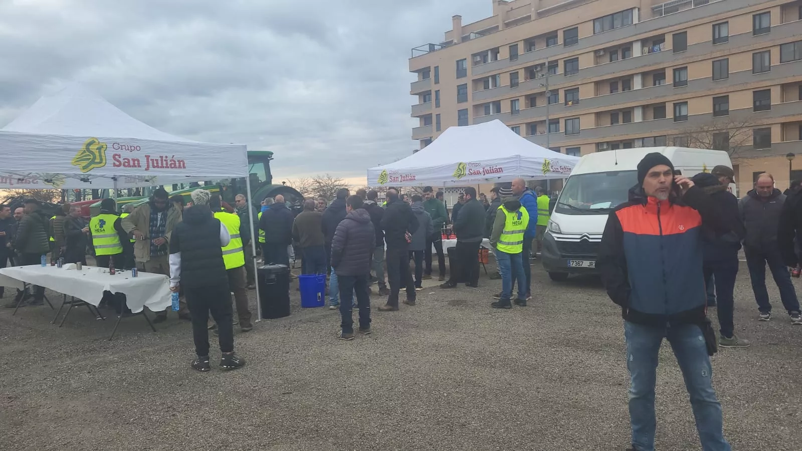 Concentración de agricultores y ganaderos de Hega en el Palacio de Congresos