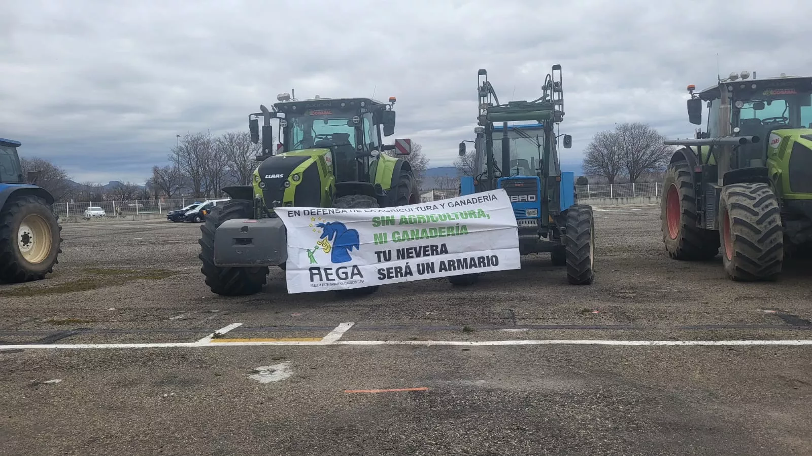 Concentración de agricultores y ganaderos de Hega en el Palacio de Congresos