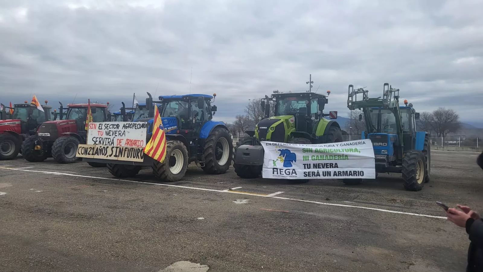 Concentración de agricultores y ganaderos de Hega en el Palacio de Congresos