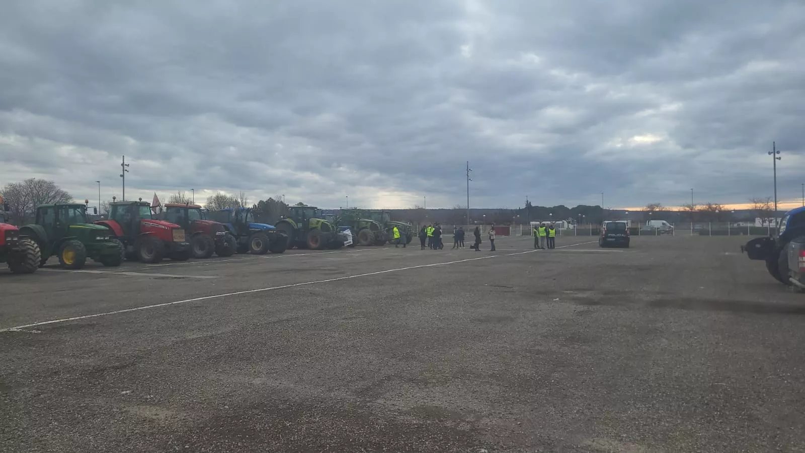 Concentración de agricultores y ganaderos de Hega en el Palacio de Congresos