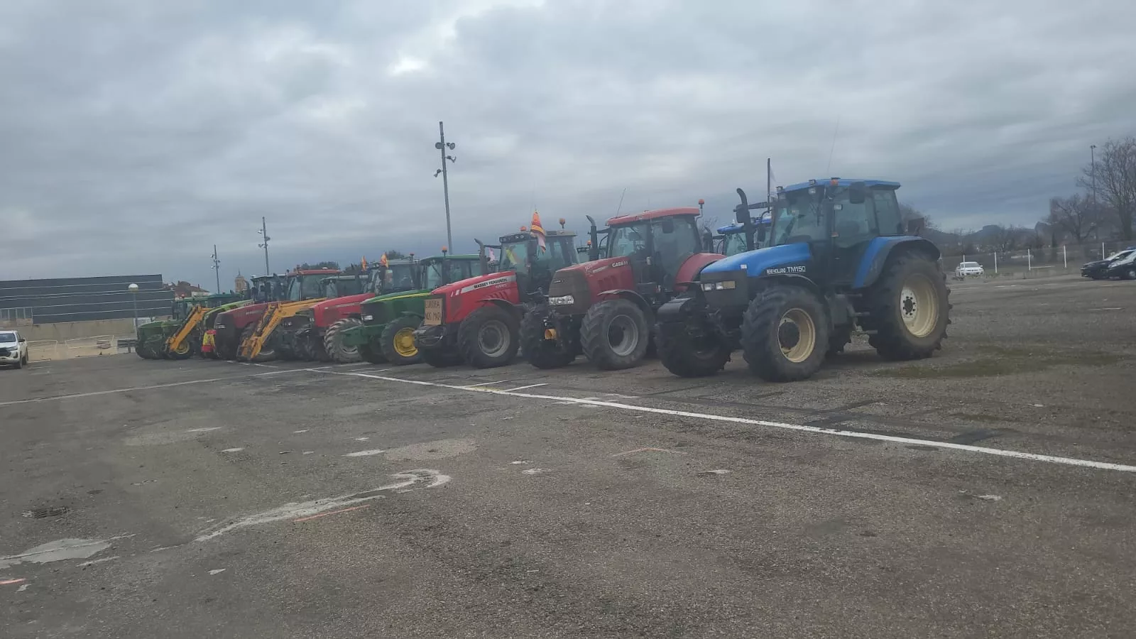 Concentración de agricultores y ganaderos de Hega en el Palacio de Congresos