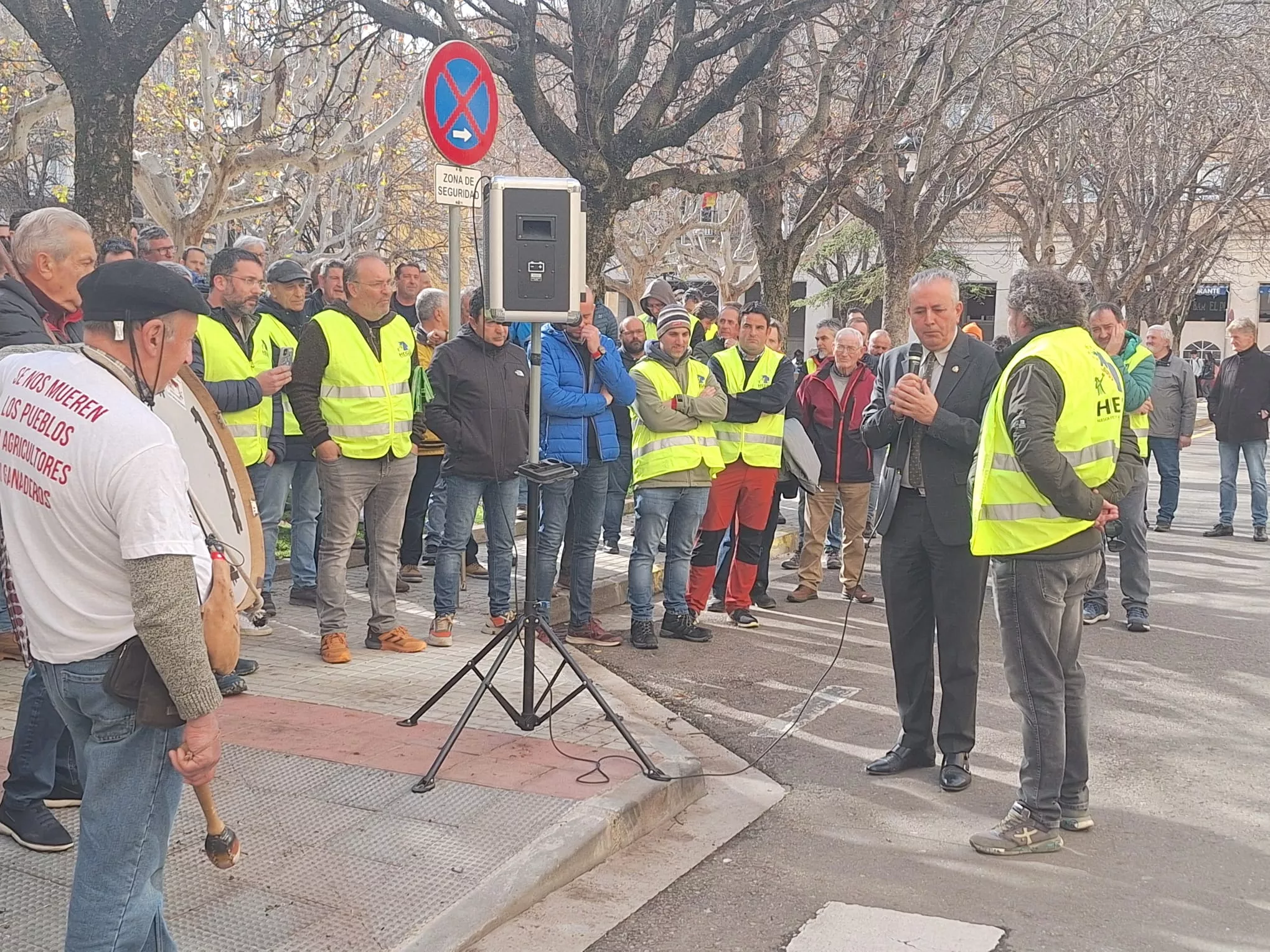 José Carlos Campo con los agricultores congregados frente a la Subdelegación del Gobierno