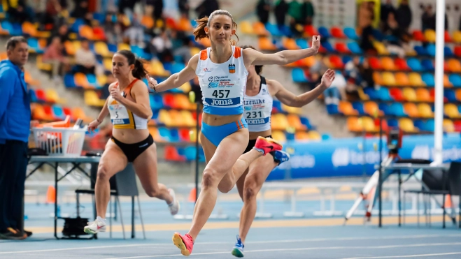 Elena Guiu en el momento de coronarse como la reina de la velocidad. Elena Guiu en el momento de coronarse como la reina de la velocidad.