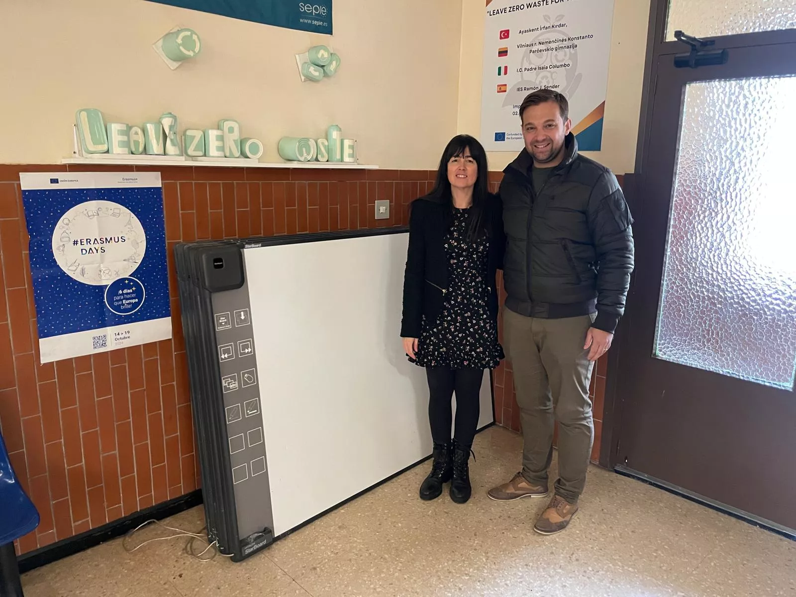 El Ayuntamiento de Fraga y el IES Ramón J. Sender han hecho el envío de ocho pizarras a Alcácer. El Ayuntamiento de Fraga y el IES Ramón J. Sender han hecho el envío de ocho pizarras a Alcácer.