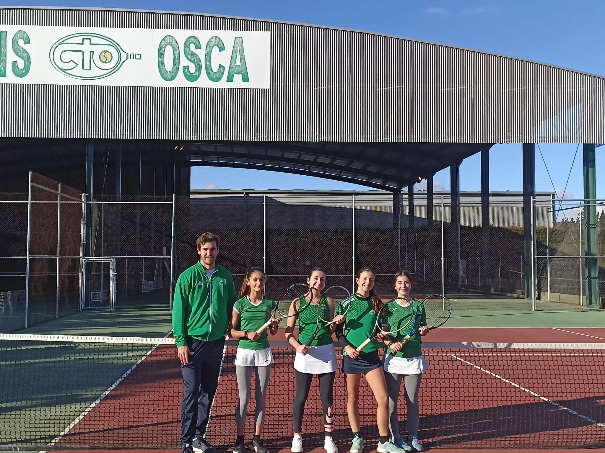Equipo cadete femenino del Tenis Osca. Vencía a Utebo.