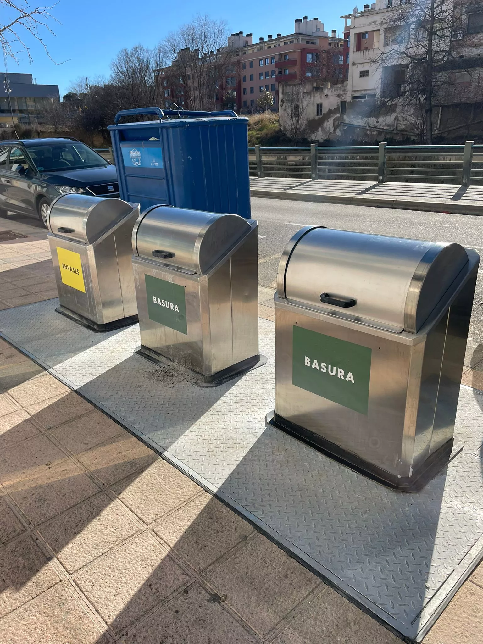 Contenedores en la calle Río Vero de Barbastro