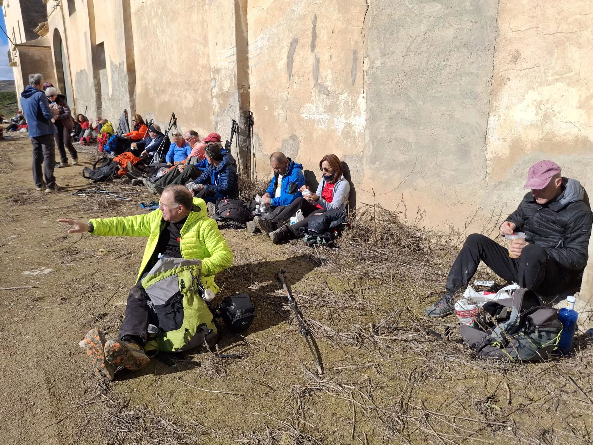 Peregrinos del cuarto entreno para la Javierada con 35 kilómetros bajo la aspiración de la Paciencia. Foto Felipe Munuera