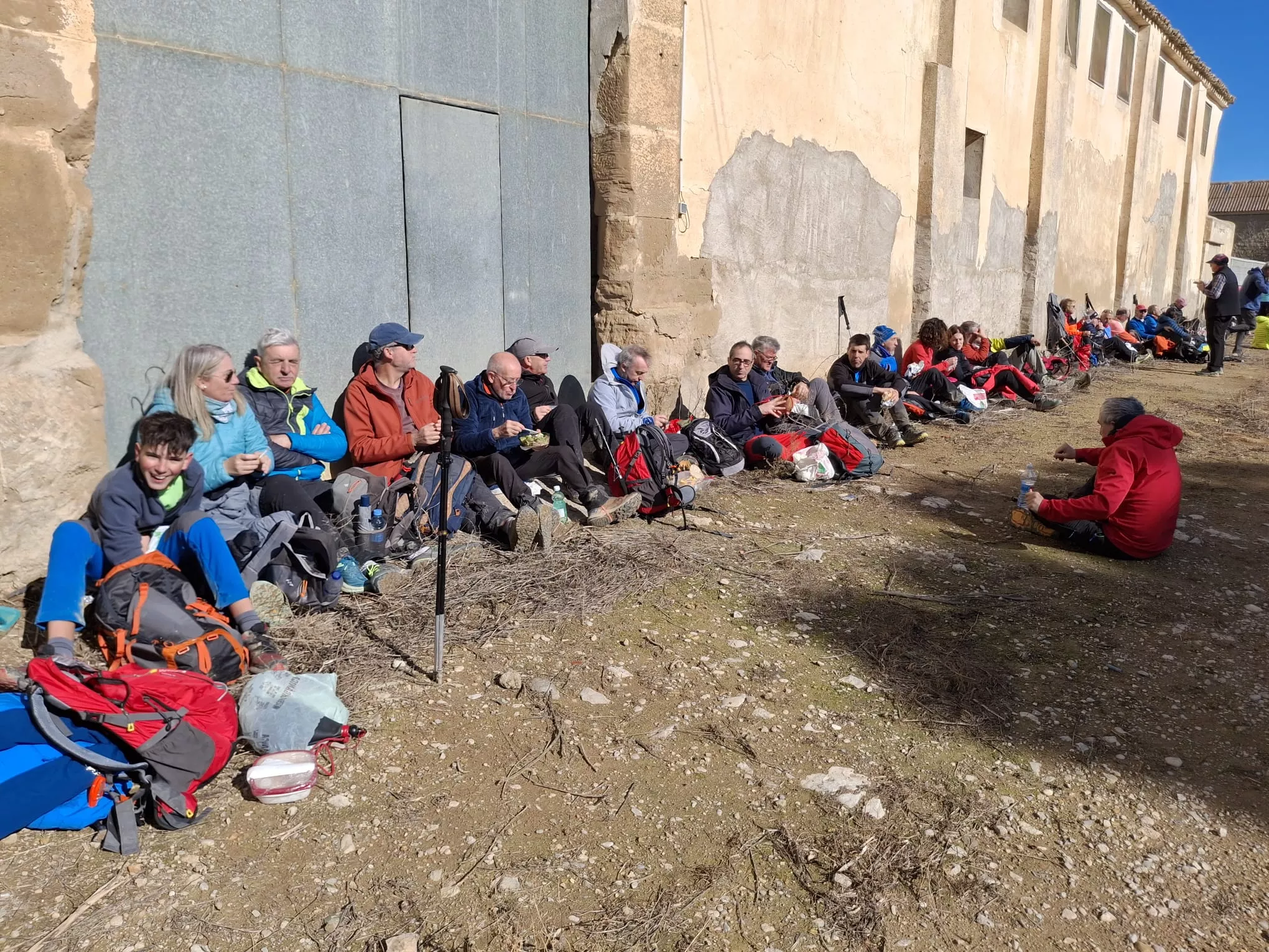 Peregrinos del cuarto entreno para la Javierada con 35 kilómetros bajo la aspiración de la Paciencia. Foto Felipe Munuera
