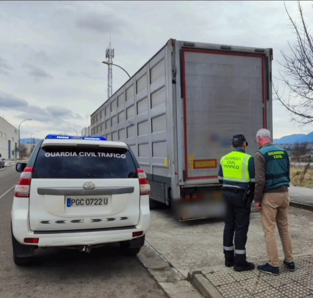 La Guardia Civil investiga a un conductor profesional con el tacógrafo del camión manipulado.