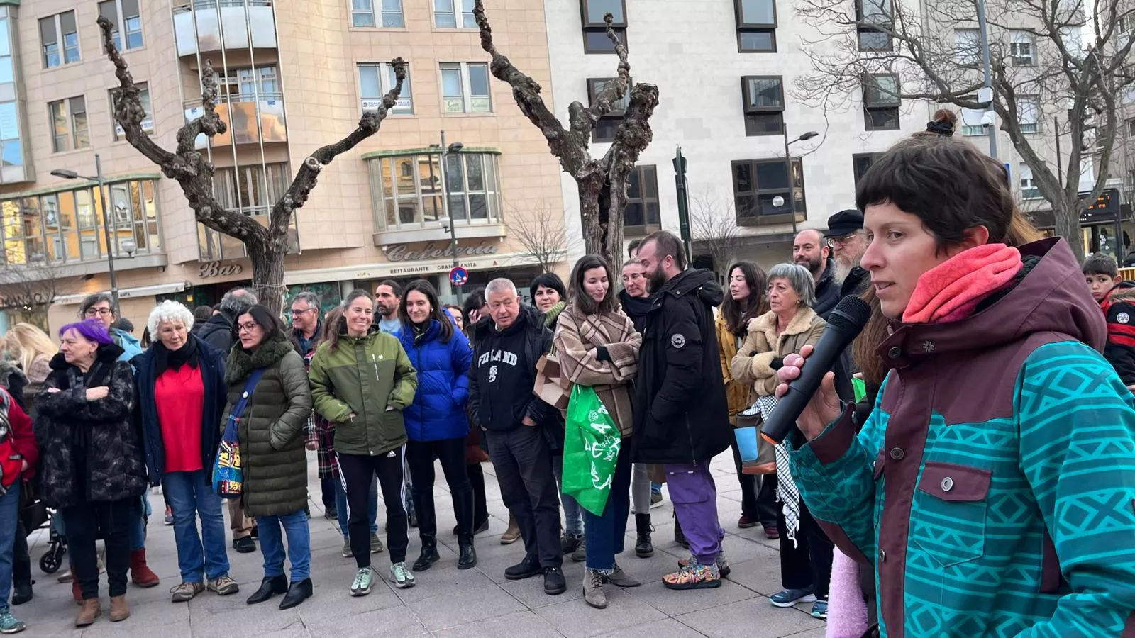 Concentración en Huesca contra el exceso de burocracia en la educación. Foto Mercedes Manterola